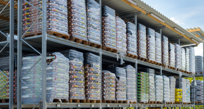 Palettenregale mit Dach bei blauem Himmel