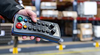 [Translate "Belgium (NL)"] Fernbedienung zur Steuerung der Kragarmregal-Verfahranlage.